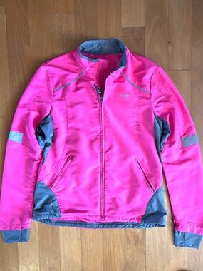 Running Room three pocket reflective ladies running jacket. Size M